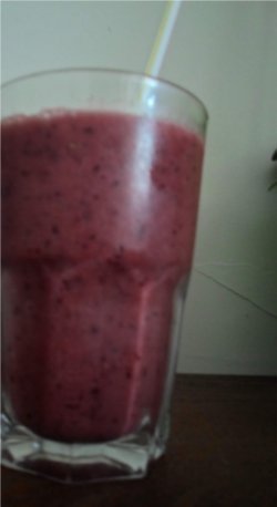 Sweet and tangy Very Berry Smoothie to start your day with a healthful dose of antioxidants. Photo © Mel 'Simple Vegan Cooking'.